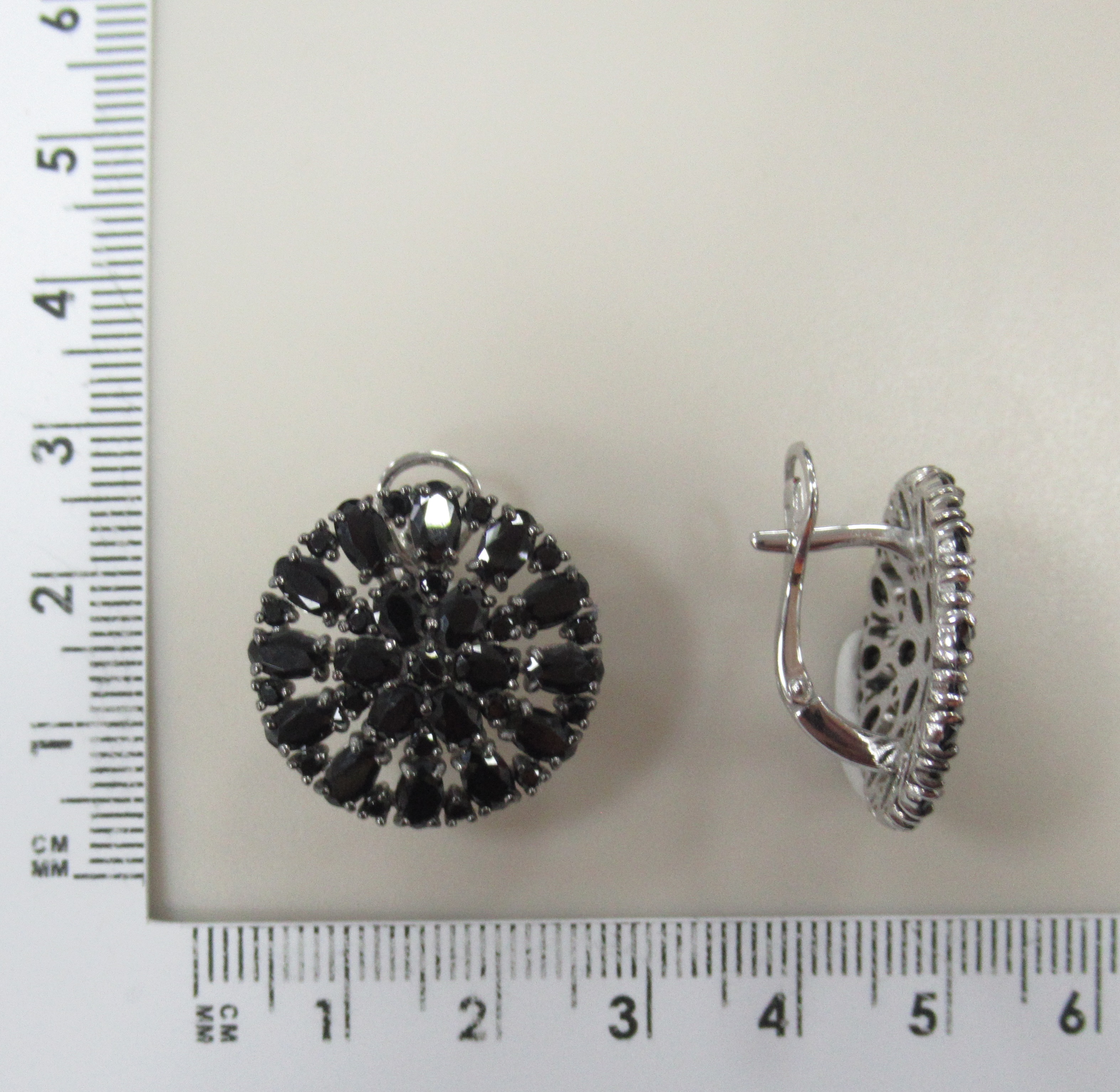 Серебряные серьги со шпинелью